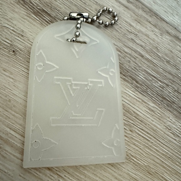 LOUIS VUITTON Shoe tag/ keychain - Picture 1 of 2